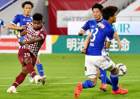 　ゴールを決める神戸・リンコン（左）