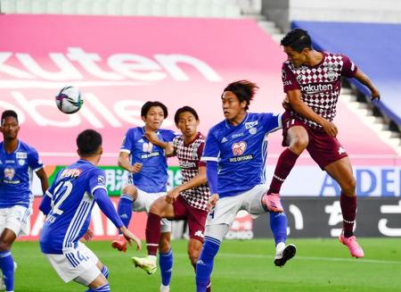 　先制ゴールを決める神戸・武藤（右端）