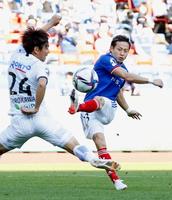 後半、シュートを放つ仲川（右）