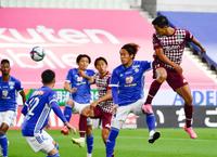 　先制ゴールを決める神戸・武藤（右端）