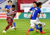 　ゴールを決める神戸・リンコン（左）