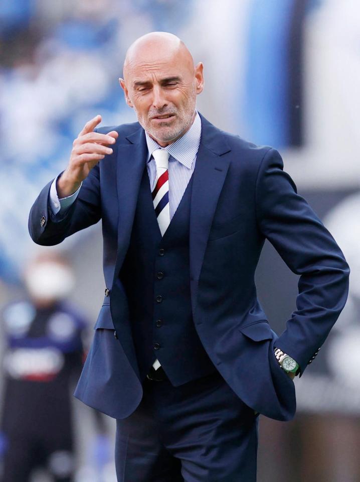 　後半、指示を出すマスカット監督