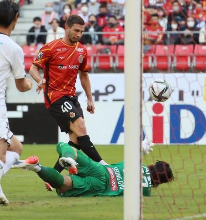 　前半、先制ゴールを決める名古屋・シュビルツォク