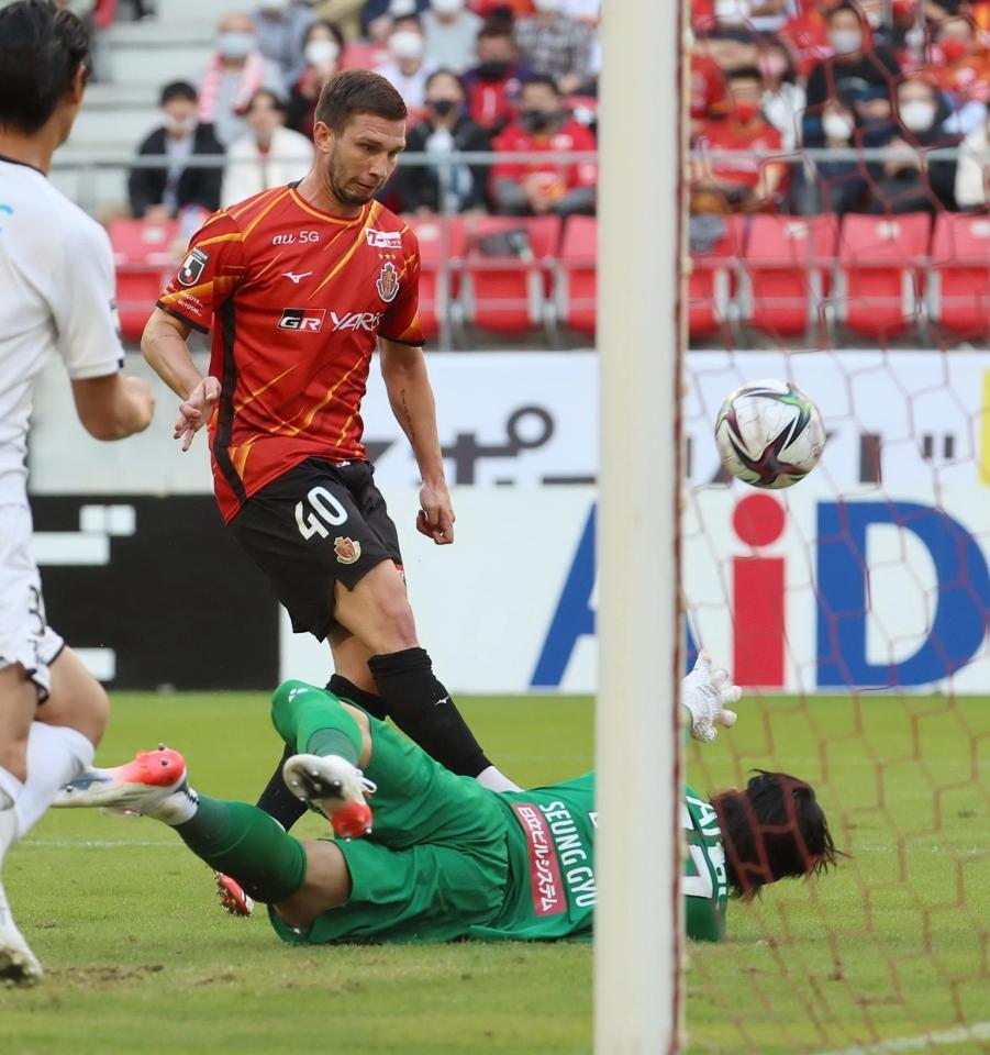 　前半、先制ゴールを決める名古屋・シュビルツォク