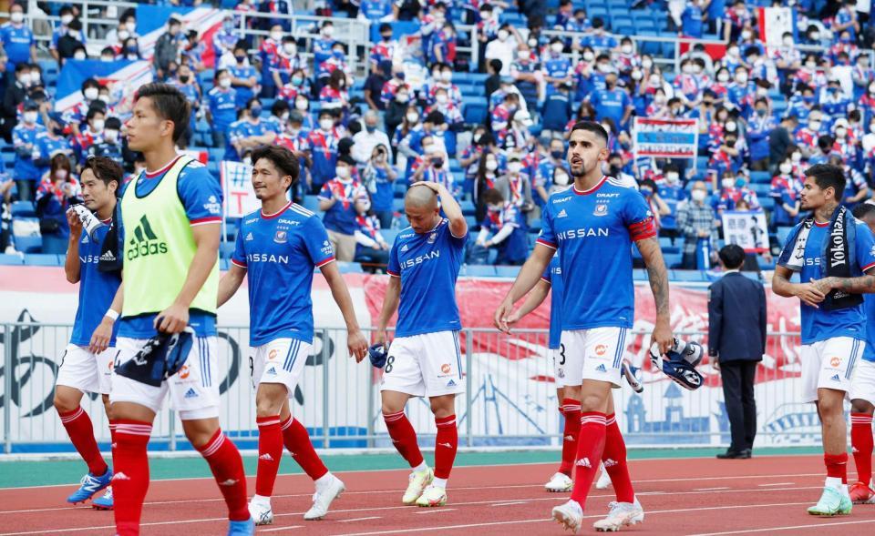 　Ｇ大阪に敗れ、引き揚げる前田（中央）ら横浜Ｍイレブン