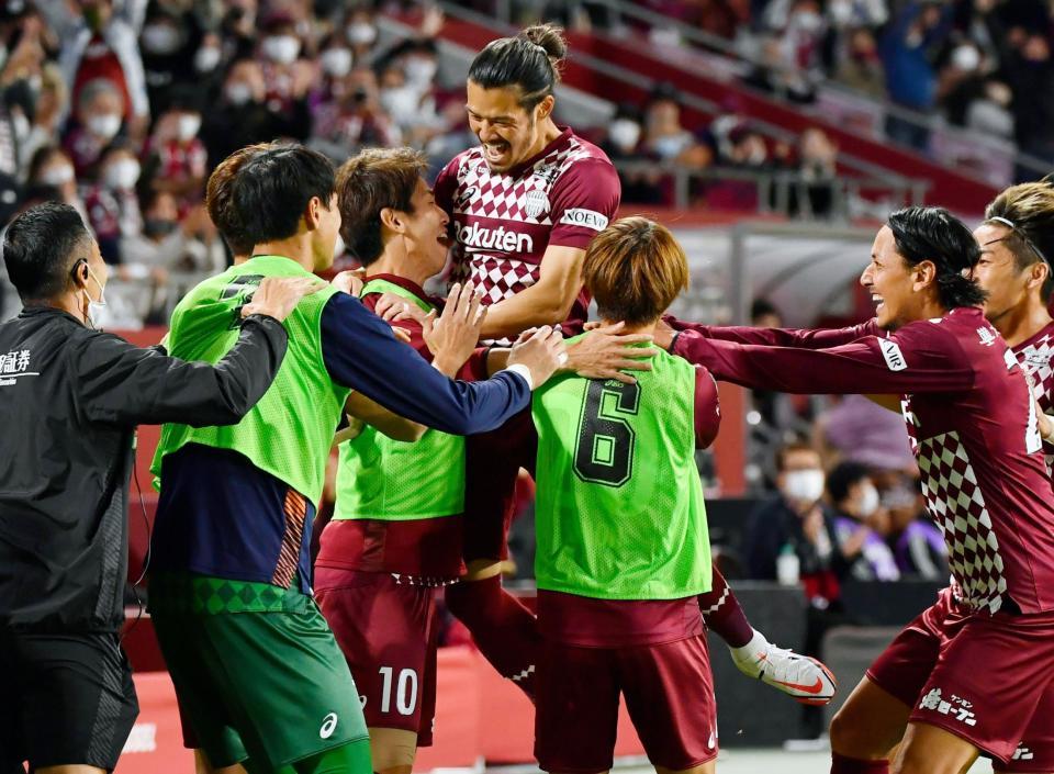 　ゴールを決め喜ぶ山口（中央上）