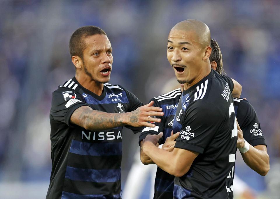 　前半、先制ゴールを決め、喜ぶ横浜Ｍ・前田（右）