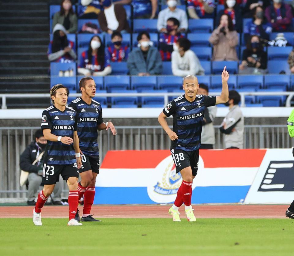 　前半、先制ゴールを決めて喜ぶ横浜Ｍ・前田
