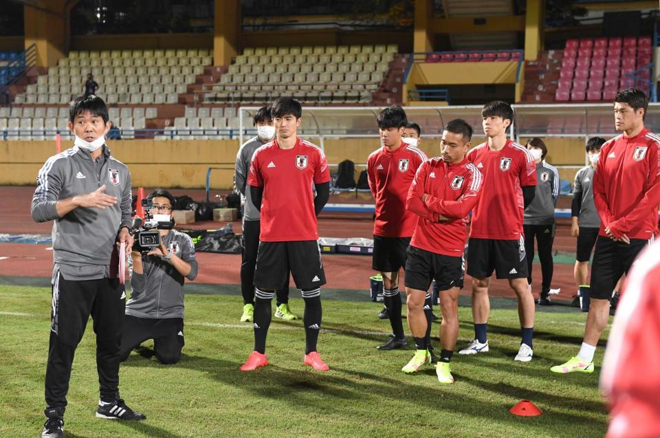 　森保監督（左端）の話を聞く谷口（中央左）、長友（同右）ら日本代表イレブン（Ｃ）ＪＦＡ