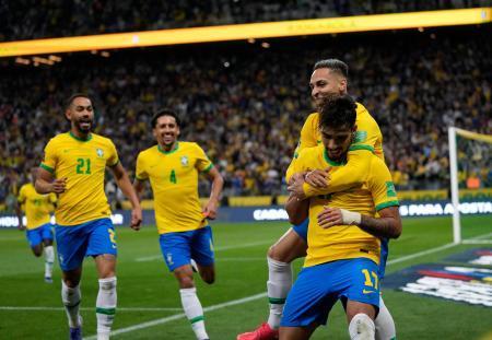 　Ｗ杯南米予選のコロンビア戦でゴールを決め、喜ぶブラジルのルーカス・パケッタ（右手前）＝１１日、サンパウロ（ＡＰ＝共同）
