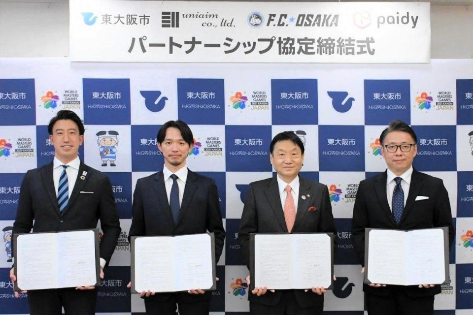 パートナーシップ協定を締結した（左から）ＦＣ大阪・近藤祐輔社長、ユニエイム・原口宇志社長、野田義和東大阪市長、Ｐａｉｄｙ橋本知周副社長