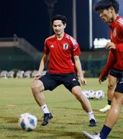 　オマーン戦に向け、調整する南野（左）＝13日、マスカット（共同）