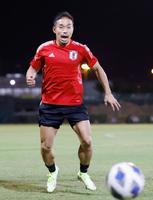 　オマーン戦に向け、調整する長友＝13日、マスカット（共同）