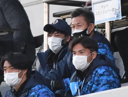 松井大輔（左）と並んで試合を見る横浜ＦＣ・三浦知良＝ニッパツ三ツ沢球技場（撮影・西岡正）