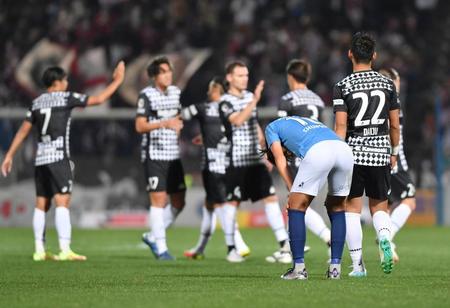 　勝利を喜ぶ神戸イレブンの手前で下を向く横浜ＦＣ・中村俊輔（撮影・西岡正）
