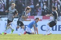 　前半、先制ゴールを決め、ガッツポーズの大迫（中央）＝撮影・西岡正