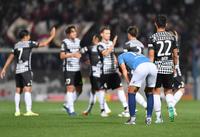 　勝利を喜ぶ神戸イレブンの手前で下を向く横浜ＦＣ・中村俊輔（撮影・西岡正）