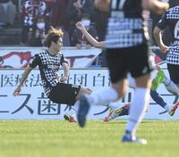 　前半、先制ゴールを決める大迫（左）＝撮影・西岡正