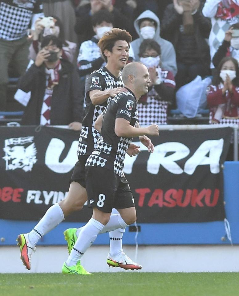 　前半、ＰＫを決め、大迫（左）と喜び合うイニエスタ（撮影・西岡正）