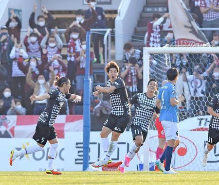 　前半、先制ゴールを決め、ガッツポーズする神戸・大迫（中央）（撮影・西岡正）