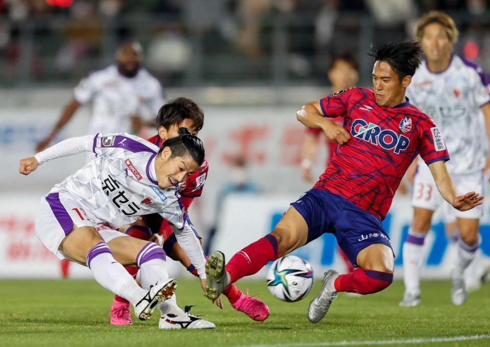 　後半、シュートを放つ京都・宮吉（左）と岡山・井上