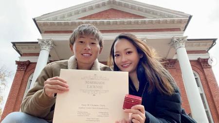　自身のインスタグラムに掲載した、パートナーとともに結婚証明書を手にするサッカー女子の元日本代表、横山久美選手（左）