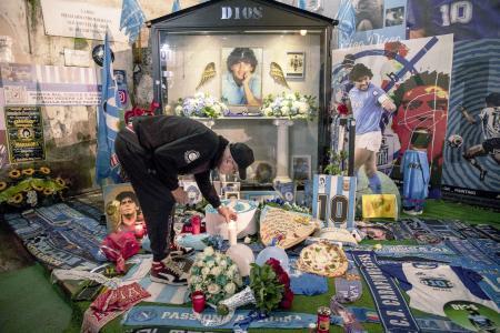 　サッカー元アルゼンチン代表のマラドーナさんの死去から１年となった２５日、イタリア・ナポリで行われた追悼式に訪れた男性（ゲッティ＝共同）