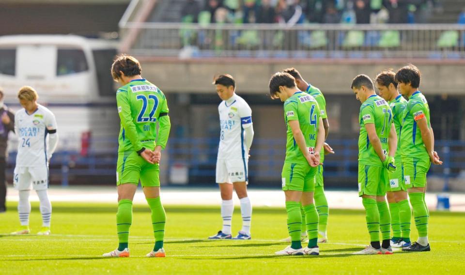 試合前、死去したオリベイラ選手を悼み、黙とうする湘南（手前）と徳島イレブン＝レモンＳ