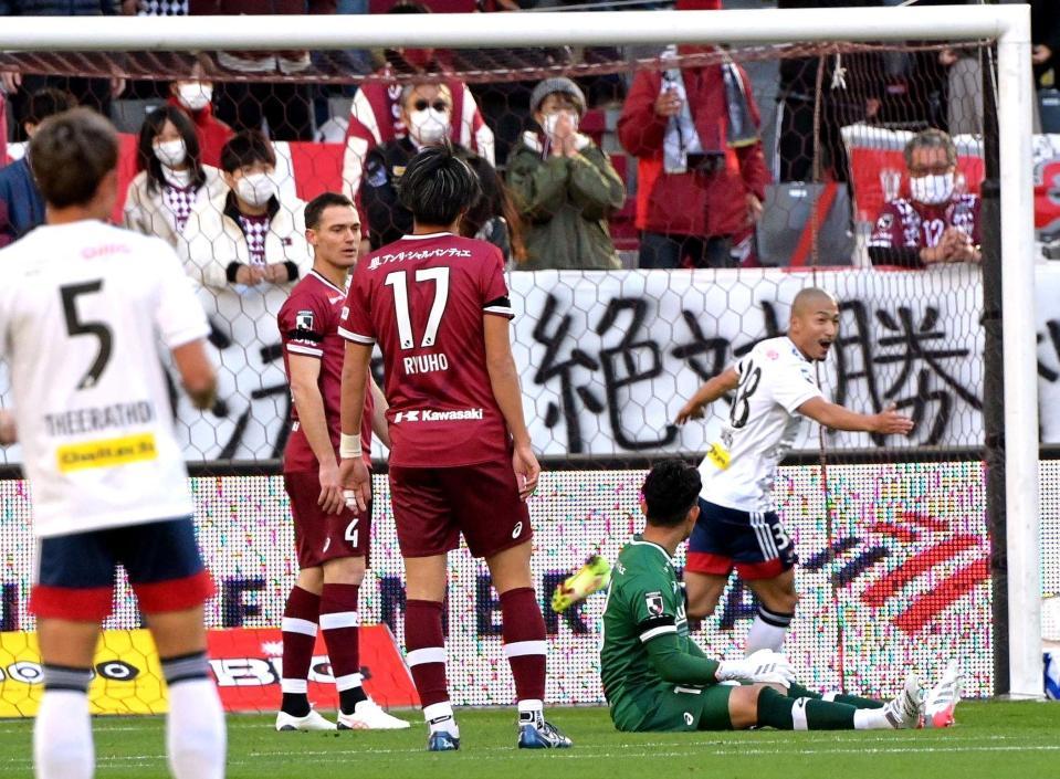 　前半、横浜Ｍ・前田（右奥）に先制ゴールを決められ、立ち尽くす神戸・フェルマーレン（左から２人目）ら＝ノエビアスタジアム神戸