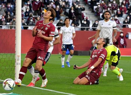 後半、ゴールが決まらず悔しさをにじませる神戸の大迫（左）と菊池（右手前）