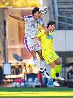 　千葉－京都　前半、空中で競り合う京都・麻田（左）と千葉・船山＝フクアリ