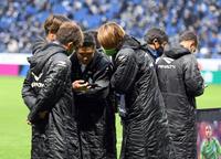 　湘南イレブンは徳島の試合結果をスマートフォンで確認する（撮影・山口登）
