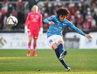 　後半、ＦＫを放つ横浜ＦＣ・中村＝ニッパツ