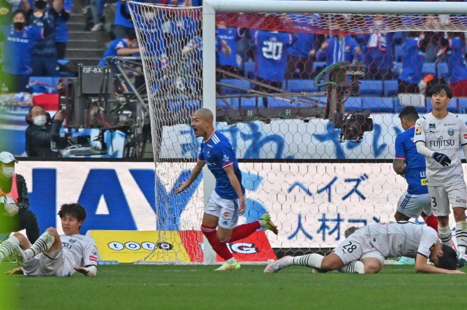 　後半、ゴールを決めて喜ぶ横浜Ｍ・前田（中央）
