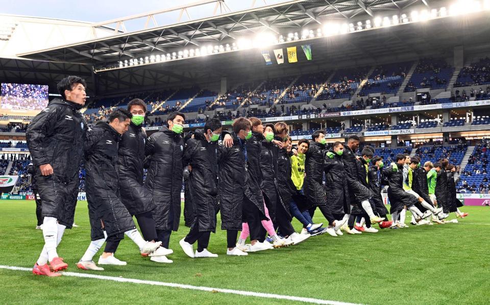 　Ｊ１残留を決めラインダンスで喜ぶ湘南イレブン（撮影・山口登）