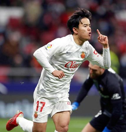 　アトレチコ・マドリード戦の後半、決勝ゴールを決め駆けだすマジョルカの久保建（共同）