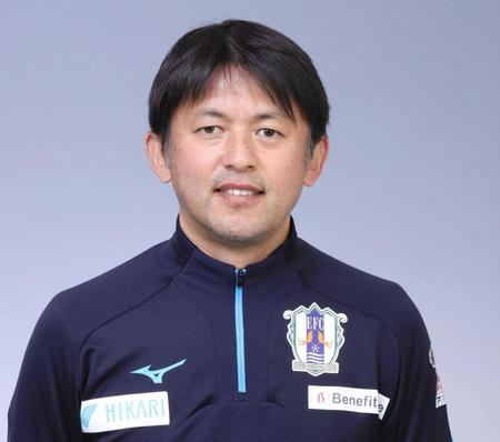 退任が発表された實好礼忠監督（愛媛ＦＣ提供）