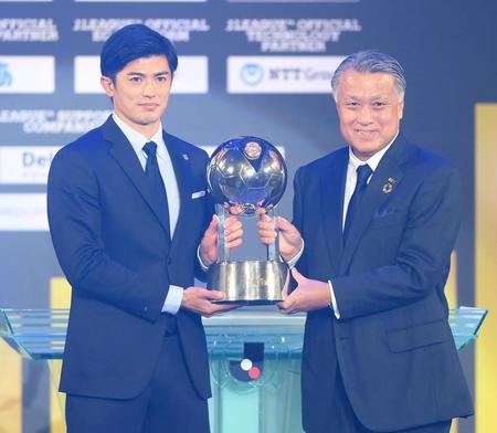 川崎がフェアプレーか獲得。代表して谷口彰悟がトロフィーを受け取る。右は日本サッカー協会の田嶋幸三会長（撮影・堀内翔）