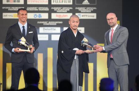 得点王を獲得した横浜Ｍ・前田大然。左は川崎・レアンドロ・ダミアン（撮影・堀内翔）