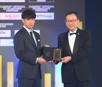 フェアプレー個人賞を受賞した川崎・山根視来。右は村井満チェアマン（撮影・堀内翔）