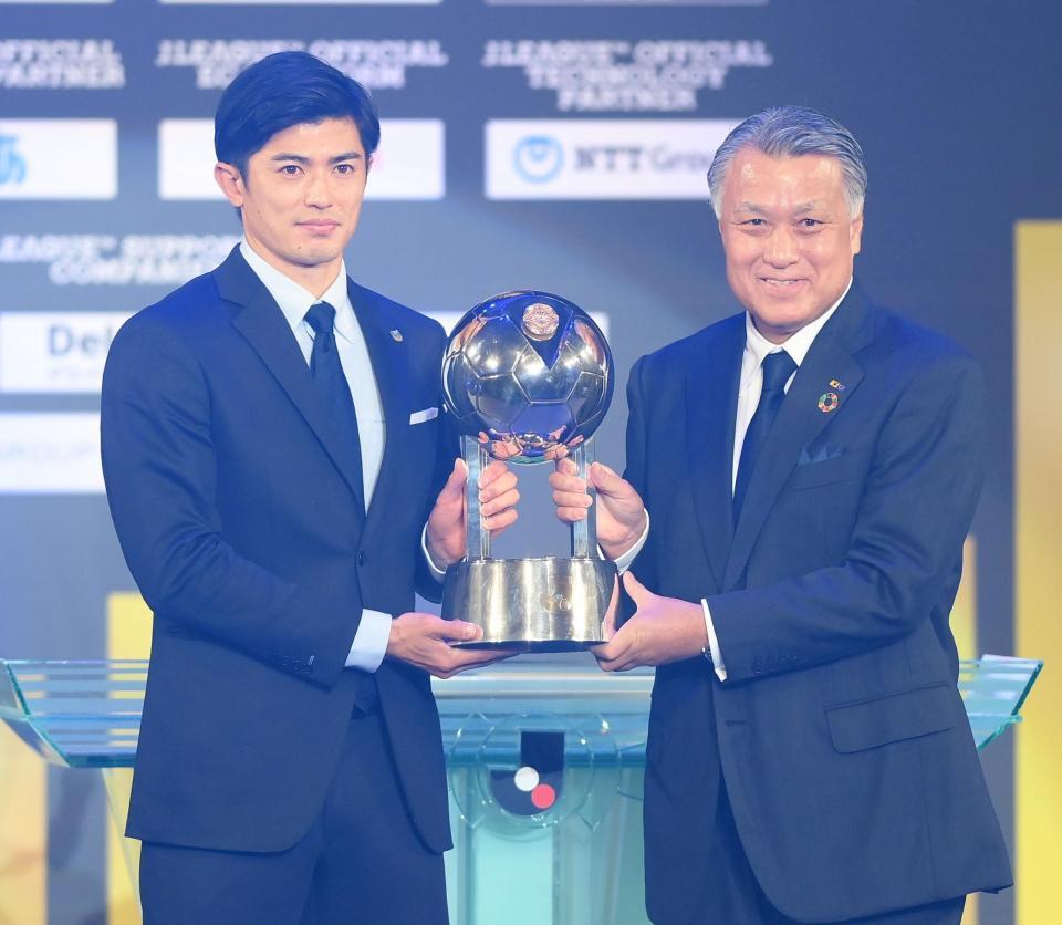 川崎がフェアプレーか獲得。代表して谷口彰悟がトロフィーを受け取る。右は日本サッカー協会の田嶋幸三会長（撮影・堀内翔）