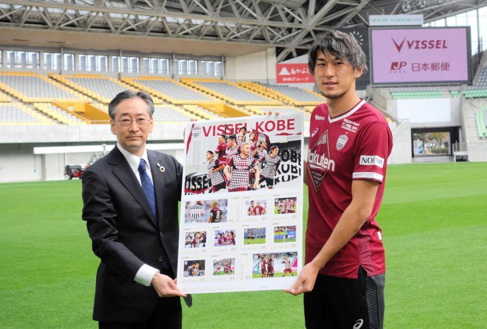 　「２０２１ベストシーンフレーム切手」を披露する神戸・菊池（右）