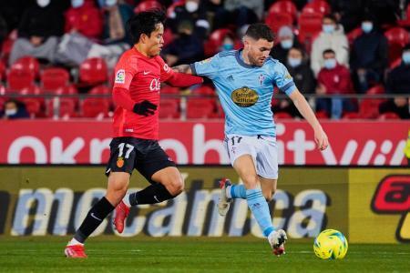 　スペイン１部リーグのセルタ戦で競り合うマジョルカの久保建英（左）＝１０日、マジョルカ（ゲッティ＝共同）