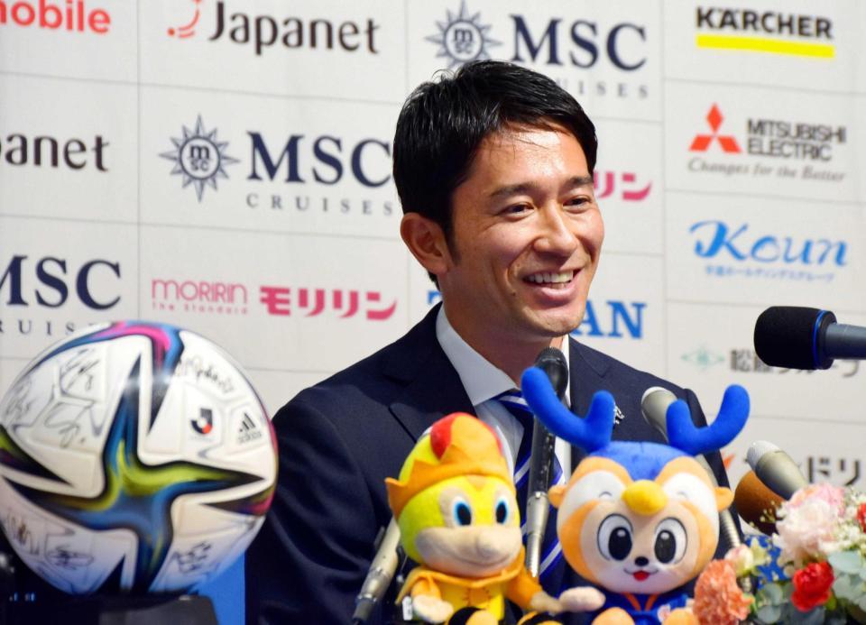 　引退記者会見するＪ２長崎の玉田圭司