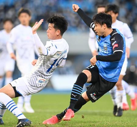 　延長前半、シュートを放つ川崎・小林（右）＝等々力陸上競技場（撮影・高石航平）