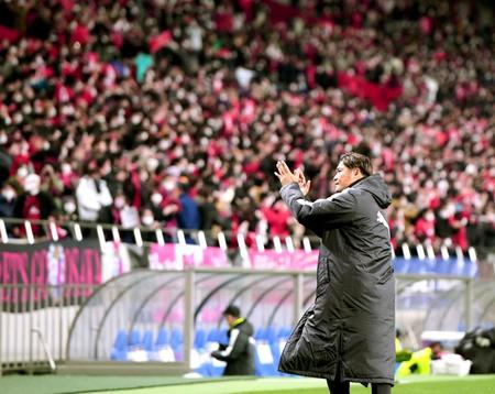 　サポーターに見送られてピッチを後にするＣ大阪・大久保嘉人（撮影・金田祐二）