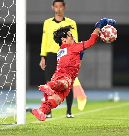 　川崎・山根のＰＫを止める大分・高木（撮影・高石航平）