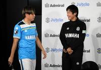 新ユニホーム出席した会見中に笑顔を見せる中山コーチ（右）と遠藤