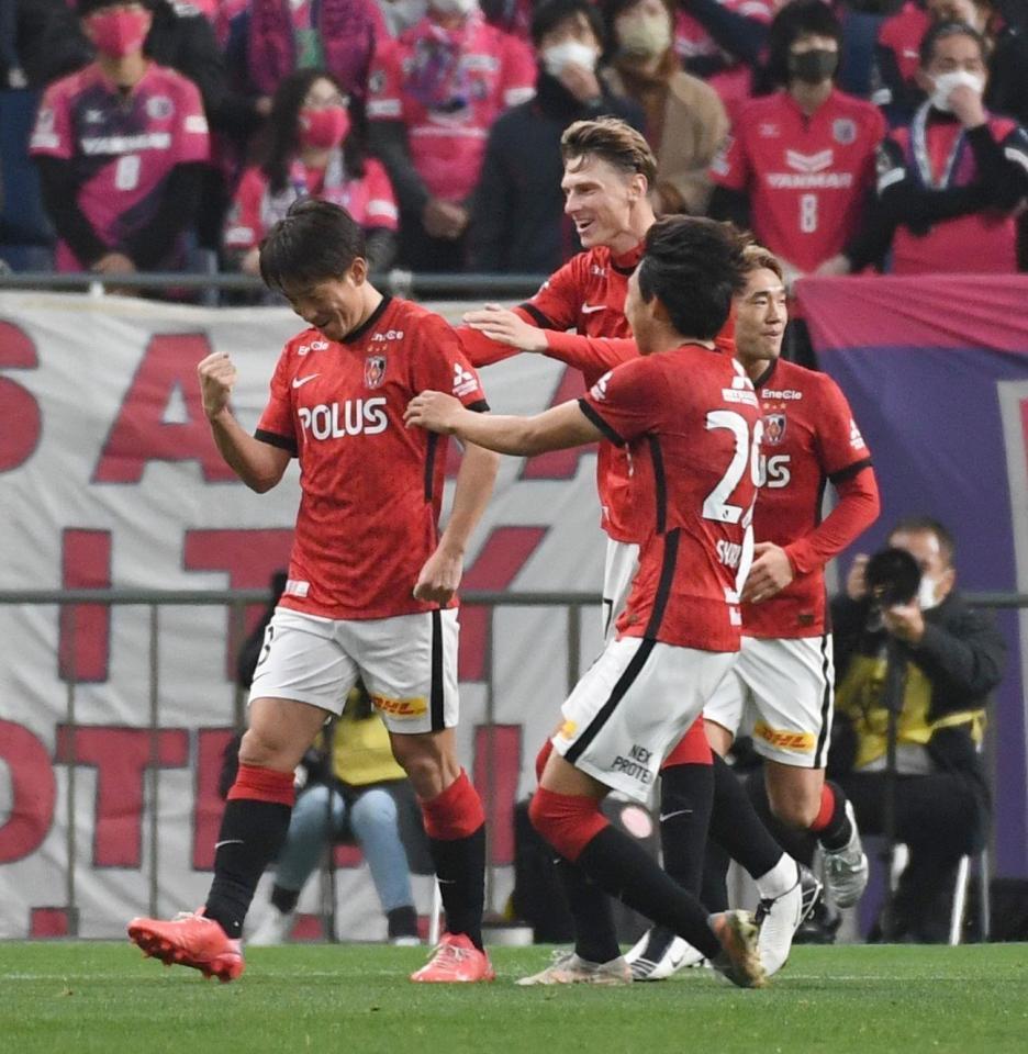 　前半、先制ゴールを挙げガッツポーズの浦和・宇賀神（左）＝撮影・金田祐二