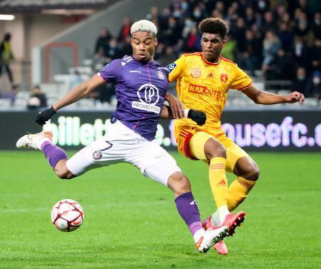 　ロデズ戦で競り合うトゥールーズのオナイウ（左）＝トゥールーズ（共同）